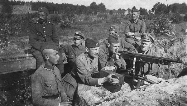 Польские солдаты в окопах под Милосной, август 1920 г. Советско-польская война